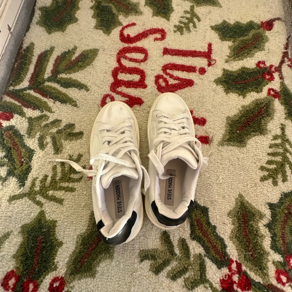 Steve Madden White and Black Sneakers SIZE 6.5US - Picture 3 of 5